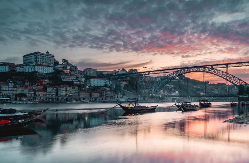 Kathedraal van Porto: Een Duik in Religieuze Kunst